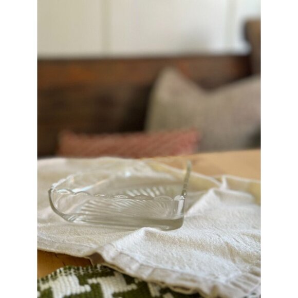 Glass Soap Dish Seashell with Scalloped Edges - Picture 3 of 5